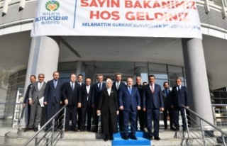 Bakan Varank, Büyükşehir Belediyesi Başkanı Gürkan’ı...