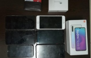 Çalınan 7 adet telefon ve kimlik kartı sahibine...