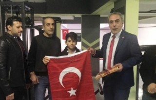 Dünya Şampiyonuna Kur'an-ı Kerim ve Türk Bayrağı...