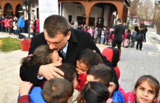 Hayırsever işadamından 3 bin öğrenciye giyecek...