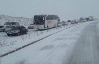 Kar Yağışı Yolları Trafiğe Kapattı