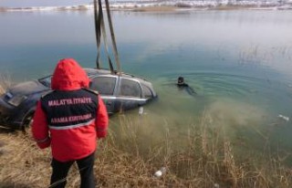 Malatya'da otomobil baraja uçtu