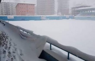 Yeşilyurt Belediyespor'un maçı kar yağışı...