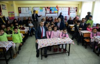81 Okula Kayısı Hediyesi