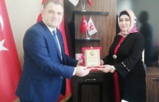 BİMYAD’an Başkan Alpaslan’a Plaket