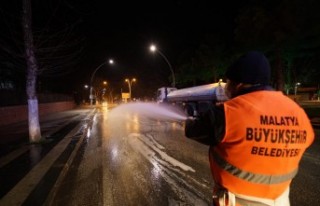 Büyükşehir Belediyesi cadde ve sokakları dezenfekte...