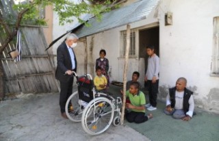 Başkan Güder, 3 Engelli Çocuğun Yüzünü Güldürdü