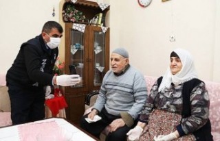 Başkan Güder, Bağış Yapan Yaşlı Çifte Teşekkür...