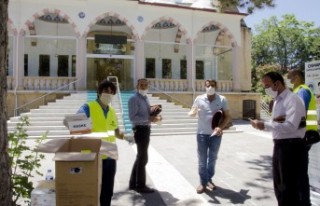 Büyükşehir, Cuma Namazına Gelenlere Maske Dağıttı 