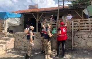 Jandarma ve Kızılay'dan Gıda Paketi Yardımı