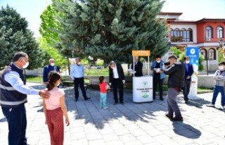 Yeşilyurt Belediyesi'nden Çocuklara Maske