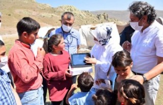 Çalık, Bakan Selçuk'un hediyesini çocuklara...