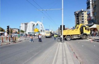 Büyükşehir Emeksiz Kavşağını Düzenliyor