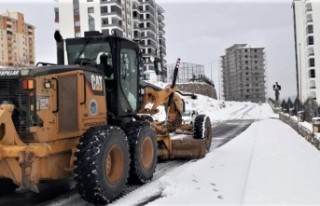 Battalgazi'de karlı yollar temizleniyor