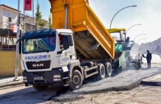 Büyükşehir Yıpranmış Ve Bozulmuş Yolları Yeniliyor