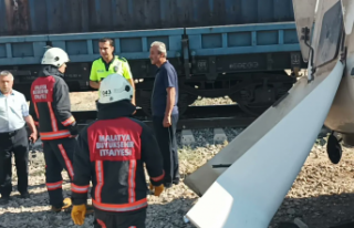 Yük Treni TIR'a Çarptı