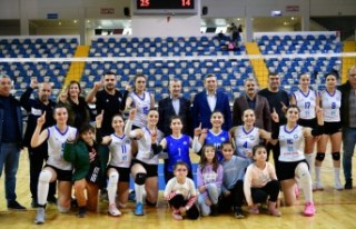 Vali Hulusi Şahin'den Kadın Voleybol Takımına...