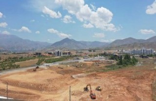 Başkan Gürkan Beton Santrali kurulacak sahada incelemelerde...