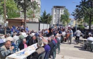 Muhtar Özdemir, Mahalle Halkına Yemek İkramında...