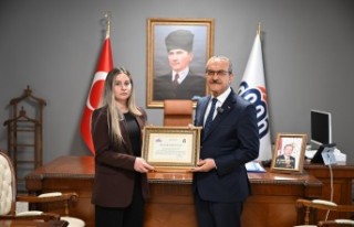 Depremde Engelli Öğrencisini Kucaklayarak Taşıyan...
