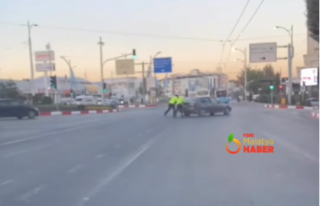 Yolda Kalan Sürücüye Trafik Polisleri Yardım Etti