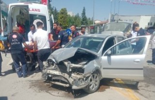 İnönü Caddesinde Kaza; 4 yaralı