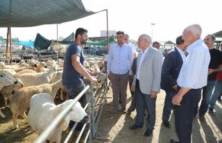 Başkan Güder, Canlı Hayvan Pazarı’nda Vatandaşlarla...