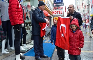 Battalgazi Belediyesi Esnaflara Bayrak Dağıttı!