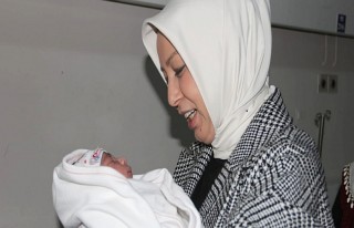 Çalık, Malatya'da 2019'un İlk Bebeğini Kucağını...