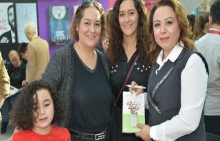 Rektör Karabulut, Ankara Kitap Fuarında İmza Gününe...