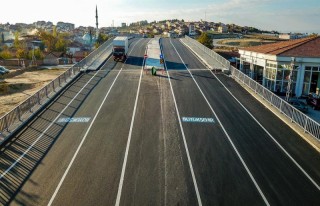 Tren yoluna yapılan köprüye sıcak asfalt serimi...