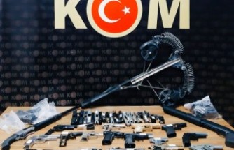Malatya Polisi Çok Sayıda Silah ve Gümrük Kaçağı Ürün Ele Geçirdi