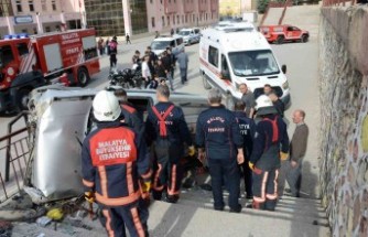 Malatya'da Araç Okul Bahçesine Uçtu: 2 yaralı