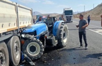 Tır'a Çarpan Traktör Sürücüsü Yaralandı