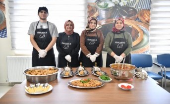 Maharetli Eller, En Güzel Analı-Kızlı Yemeğini Yapmak İçin Yarıştı 