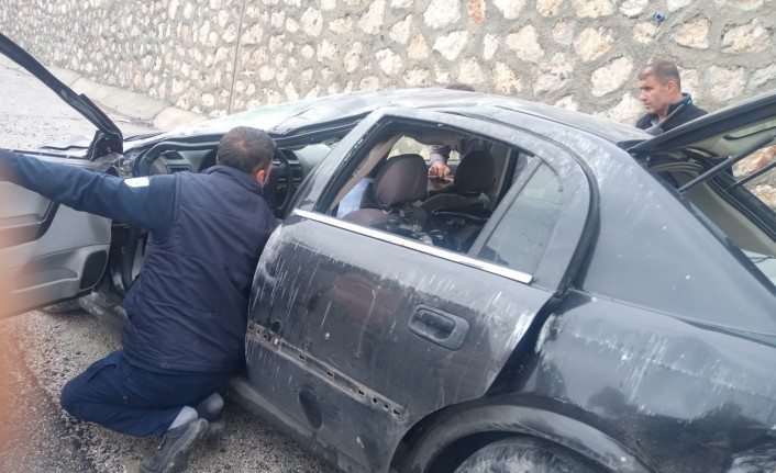 Malatya'da otomobil istinat duvarına çarptı