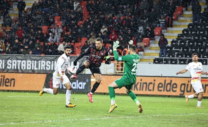 YMS'nin File Bekçisi Enes Salik, En Çok Kurtarış Yapan Kaleci