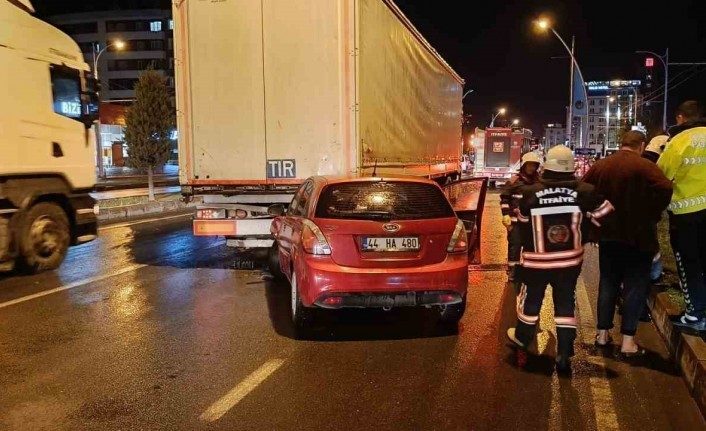 Malatya’da Otomobil ile Tır Çarpıştı: 3 Kişi Yaralandı