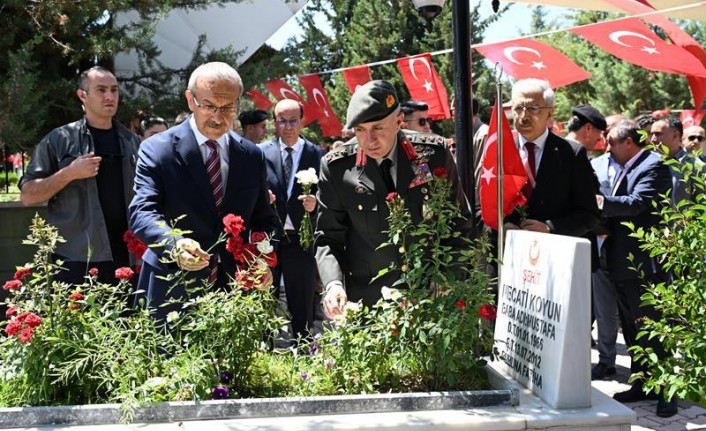 Vali Yavuz, Arefe Günü Şehitliğimizi Ziyaret Ederek Şehit Aileleriyle Bir Araya Geldi